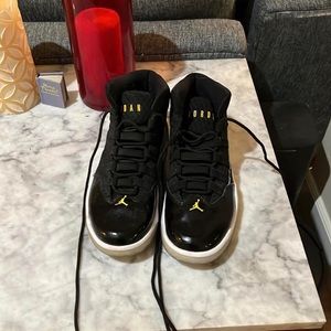 Jordan Max Aura Black Gold size 9 men’s